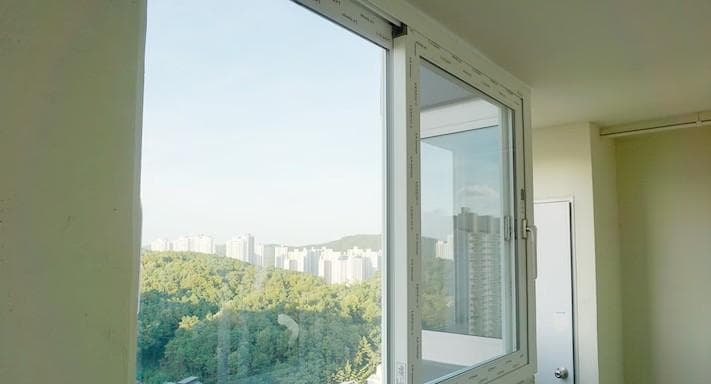발코니에서 바라본 교체 창호와 바깥 풍경
