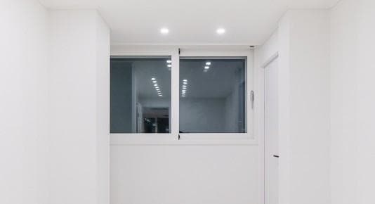 후면 작은방 이중창의 흰색 프레임과 창짝 손잡이