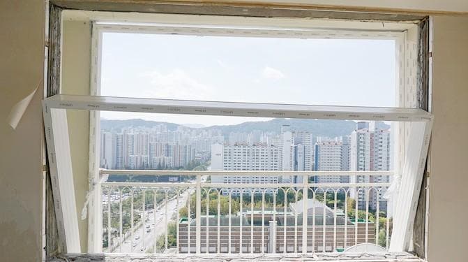 대자연마을아파트의 마감 전 벽체 안에 설치한 새 창틀