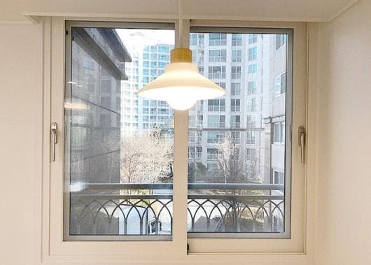 다른 공간에 설치한 흰색 창호와 양쪽 창짝 손잡이