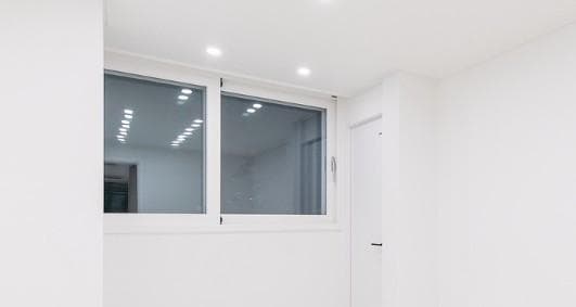 확장한 후면 작은방 벽면에 설치한 이중창