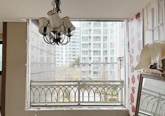 관평동 현장에서 기존 샷시를 철거한 자리와 분리한 창호