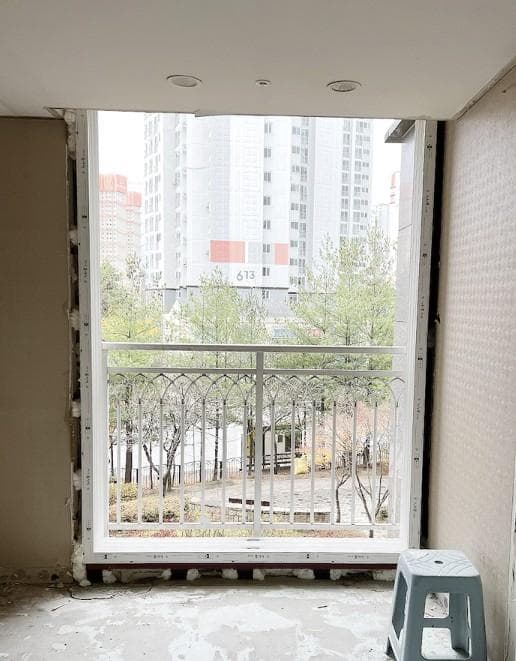 새 창틀 둘레와 아래에 우레탄폼을 충진한 마감 전 모습